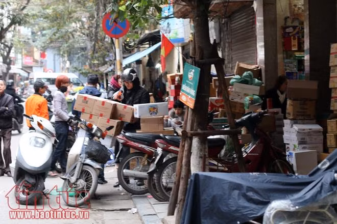 Trật tự vỉa hè, lòng đường ở Hà Nội: Lại 'bắt cóc bỏ đĩa' ảnh 1