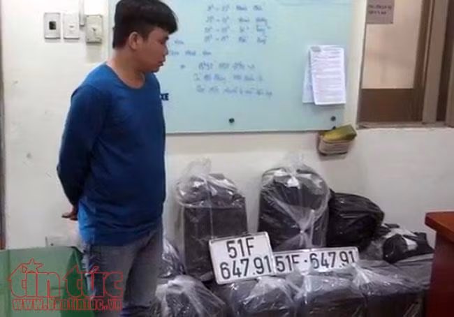 Cảnh sát giao thông truy bắt xe ô tô chở 4.000 bao thuốc lá lậu ảnh 1
