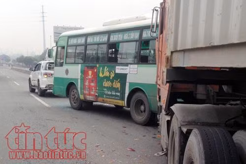 Xe container tông 4 xe ô tô trên xa lộ Hà Nội ảnh 2