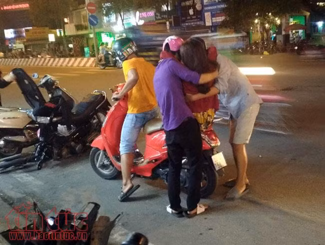 Xe máy gãy đầu sau tai nạn, một cô gái nhập viện ảnh 2
