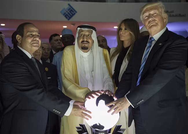 Những khoảnh khắc quyết định trong năm cầm quyền đầu tiên của Tổng thống Trump ảnh 4
