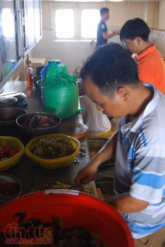 Những chiến sĩ anh nuôi trên tàu 996 ảnh 6
