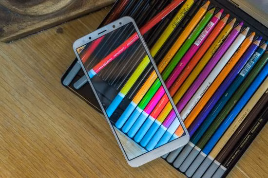 Ngẩn ngơ trước sắc màu những smartphone đang ‘hút hồn’ giới trẻ ảnh 1