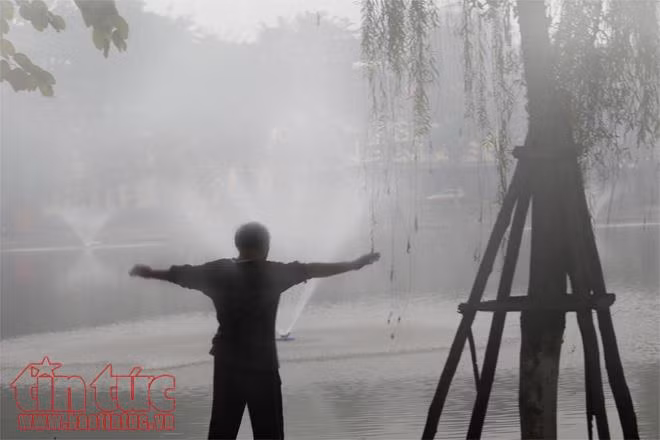 Hà Nội lãng đãng trong sương mờ buổi sớm ảnh 3