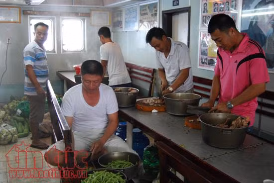 Những chiến sĩ anh nuôi trên tàu 996 ảnh 3
