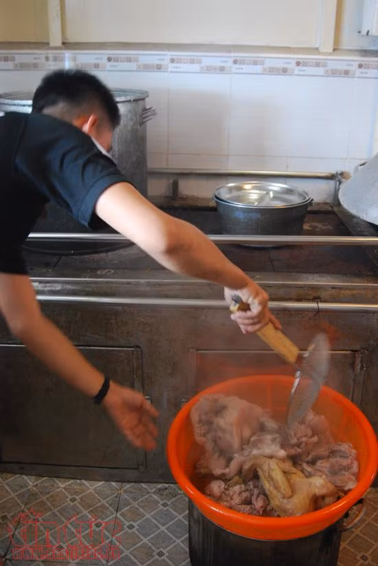 Những chiến sĩ anh nuôi trên tàu 996 ảnh 5