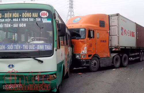 Xe container tông 4 xe ô tô trên xa lộ Hà Nội ảnh 1