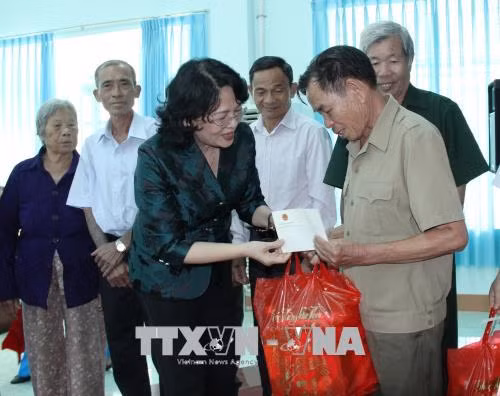 Phó Chủ tịch nước Đặng Thị Ngọc Thịnh thăm các gia đình chính sách tại Bình Phước ảnh 1