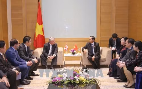 Hội nghị APPF-26: Phó Chủ tịch Quốc hội Đỗ Bá Tỵ tiếp Đoàn đại biểu Quốc hội Canada ảnh 1