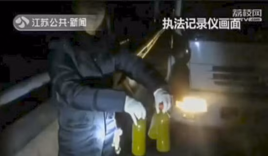 Công ty dược dùng xe phun nước ngụy trang để lén xả thải xuống đường ảnh 2