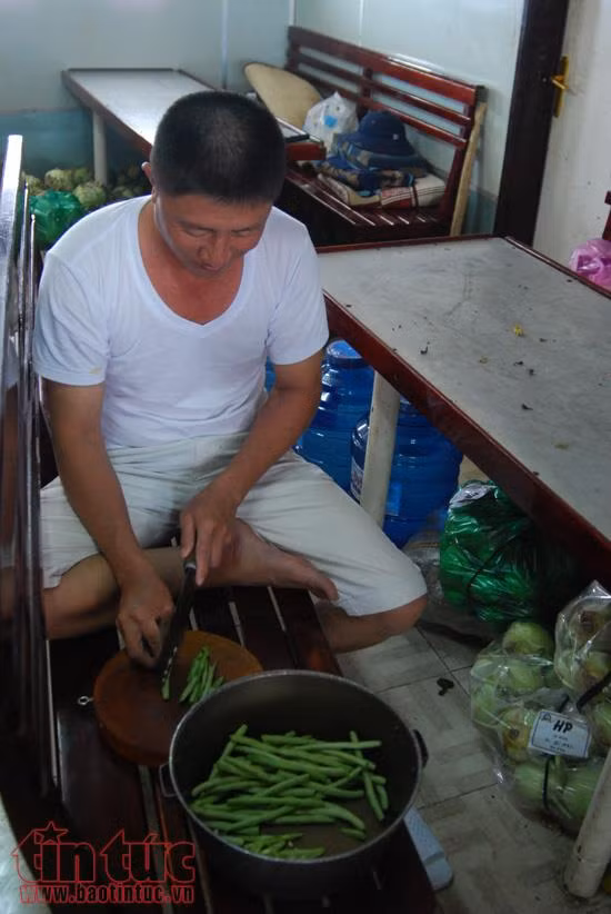 Những chiến sĩ anh nuôi trên tàu 996 ảnh 4