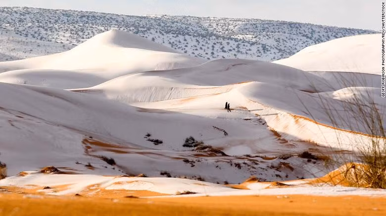 Ngắm sa mạc đỏ Sahara phủ trắng tuyết ảnh 5