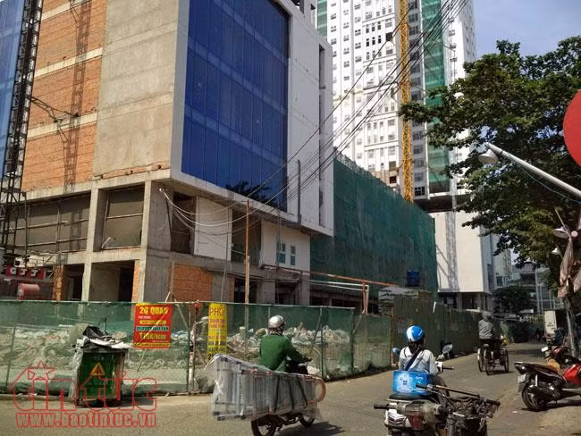 Công trình xây dựng gây bất an cho người dân và người đi đường.