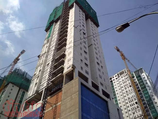 Thanh sắt công trình bất ngờ rơi xuống đường, một người dân nguy kịch ảnh 2