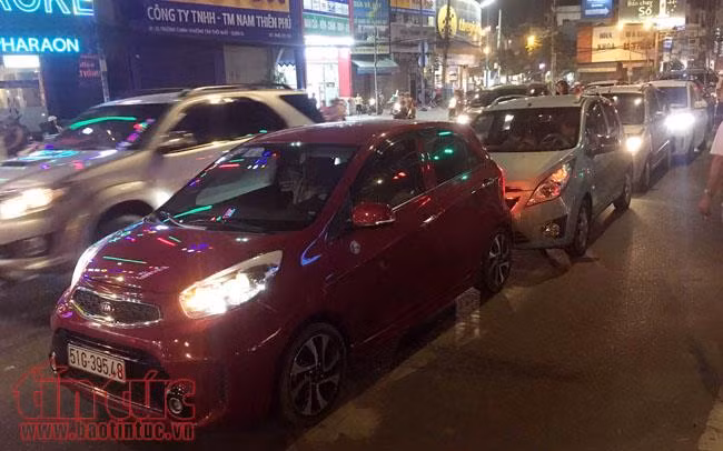 Phanh gấp tránh ô tô chạy ẩu, 6 ô tô tông nhau 'dính chùm' ảnh 1