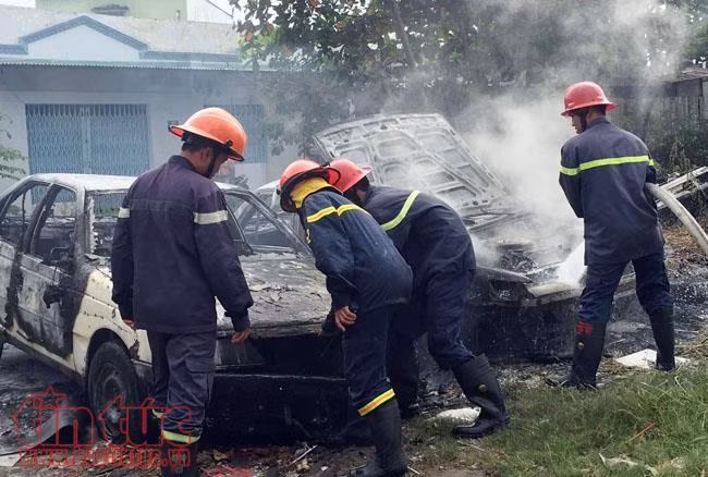 Đốt rác làm cháy rụi 2 ô tô trên đại lộ Nguyễn Văn Linh ảnh 2