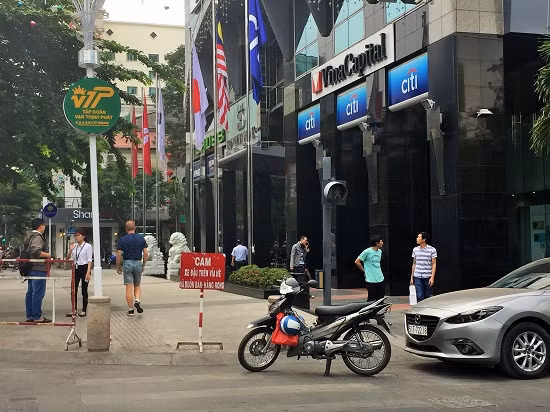 Quận 1 đình chỉ các bãi xe vỉa hè: Giữ xe trong nhà nở rộ, giá tăng gấp đôi ảnh 1