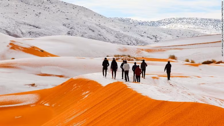 Ngắm sa mạc đỏ Sahara phủ trắng tuyết ảnh 2