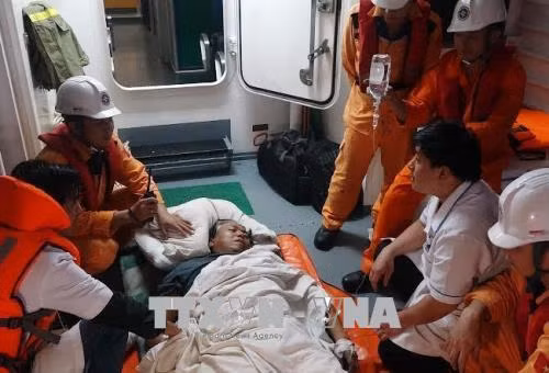 Kịp thời đưa một thuyền viên nước ngoài bị nạn trên biển vào đất liền điều trị ảnh 1