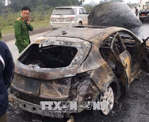 Xe Mazda cháy rụi trên cao tốc Thái Nguyên - Hà Nội ảnh 1