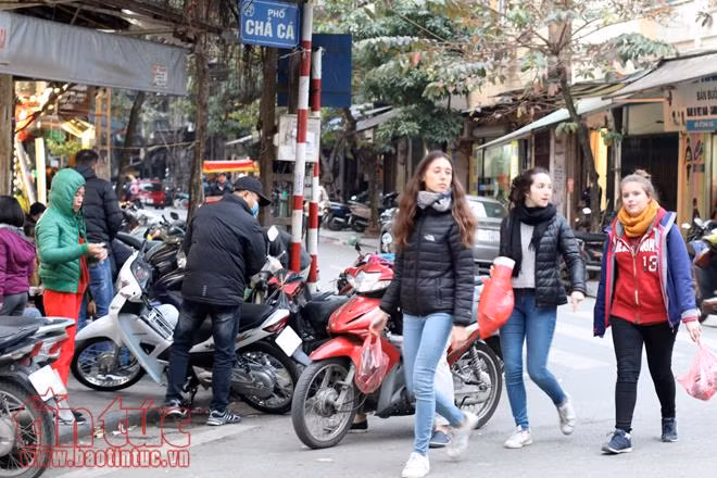 Trật tự vỉa hè, lòng đường ở Hà Nội: Lại 'bắt cóc bỏ đĩa' ảnh 14
