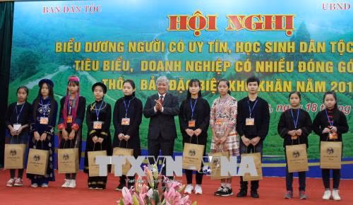 Biểu dương người có uy tín, học sinh dân tộc thiểu số tiêu biểu ảnh 1