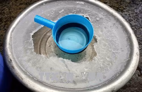 Xuất hiện băng giá trên đỉnh núi Phia Oắc, Cao Bằng ảnh 8