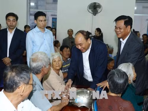 Thủ tướng thăm bà con bị thiệt hại do thiên tai tại Tuy Hòa, Phú Yên ảnh 1