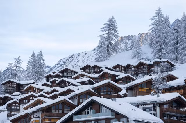 Thụy Sĩ: Tuyết rơi dày 2 mét, 13.000 người bị mắc kẹt tại khu trượt tuyết Zermatt ảnh 2