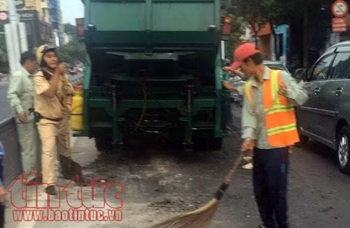 CSGT Tân Sơn Nhất dọn dẹp bùn đất rơi vãi trên đường ảnh 2