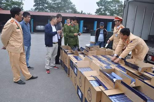 Hải Dương: Bắt giữ một vụ vận chuyển pháo và lượng lớn thuốc lá lậu ảnh 1