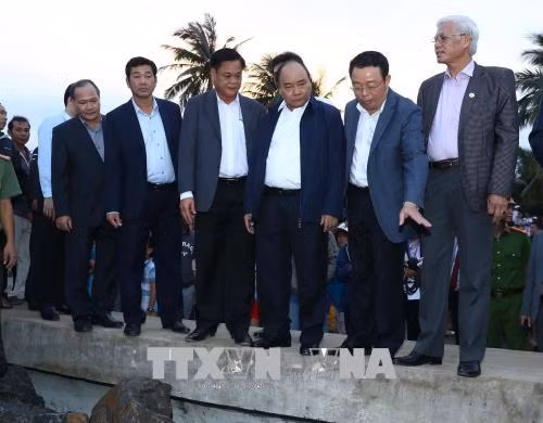 Thủ tướng thăm bà con bị thiệt hại do thiên tai tại Tuy Hòa, Phú Yên ảnh 2
