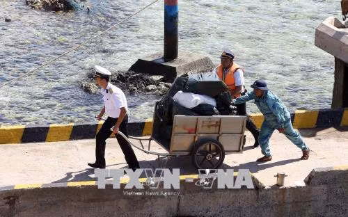 Đoàn công tác tàu Quân y 561 thăm, tặng quà tại đảo Phan Vinh và Tốc Tan ảnh 4
