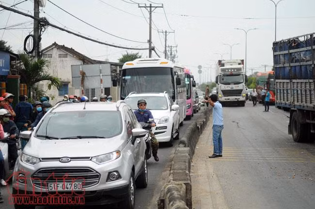 Tai nạn liên hoàn giữa 4 xe ô tô trên Quốc lộ 22, giao thông ùn tắc kéo dài ảnh 4