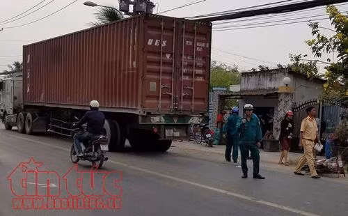 Xe container tông xe máy, 2 người thương vong ảnh 1