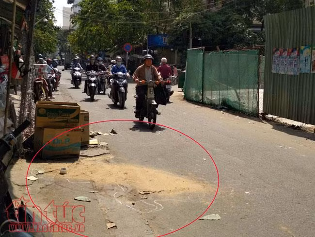 Thanh sắt công trình bất ngờ rơi xuống đường, một người dân nguy kịch ảnh 1