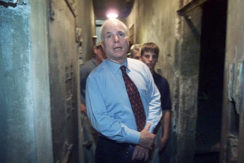 Ông John McCain đến thăm lại nhà tù Hỏa Lò năm 2005. Ảnh: Reuters