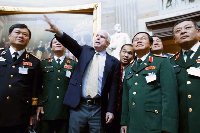 Ông John McCain gặp Đại tướng Đỗ Bá Tỵ vào tháng 6/2013. Ảnh: Reuters
