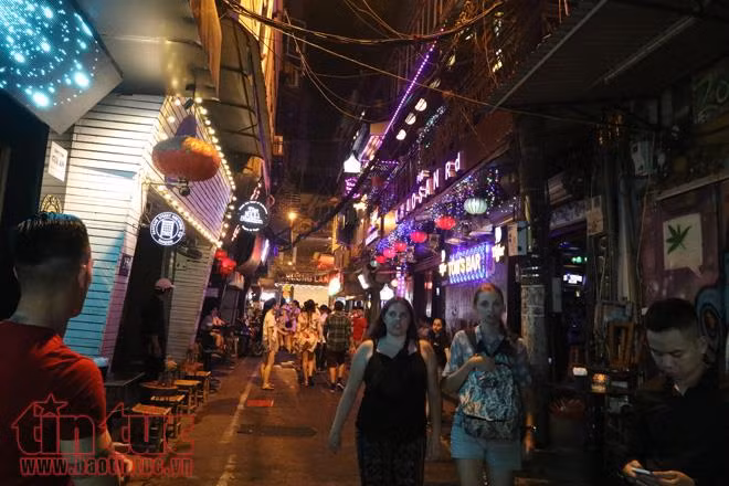 Phố cổ Hà Nội sôi động đêm cuối tuần ảnh 7