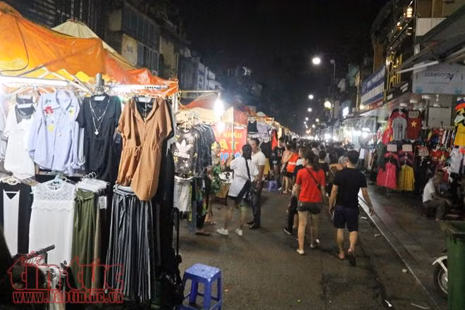 Phố cổ Hà Nội sôi động đêm cuối tuần ảnh 8