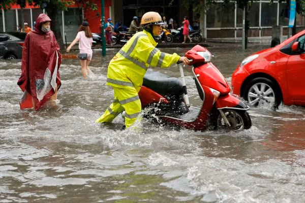 Bóng 'áo vàng' dầm mưa, lội nước phân luồng giao thông trong mưa ngập ảnh 3