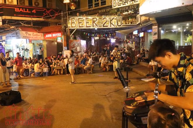 Phố cổ Hà Nội sôi động đêm cuối tuần ảnh 16