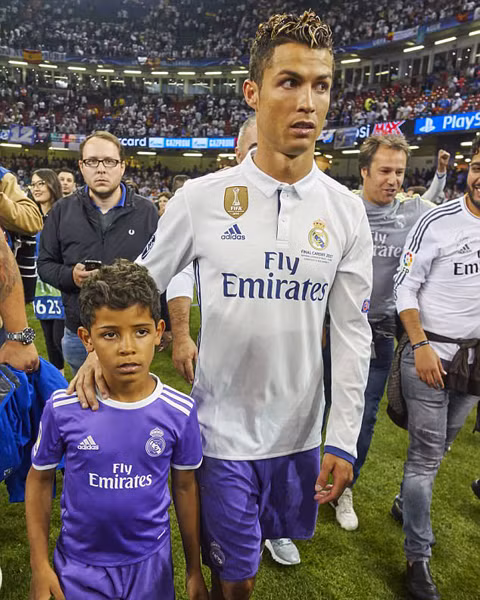 Lại nhờ đẻ thuê, lần này Cristiano Ronaldo gây sốc với 'cú đúp' ảnh 3
