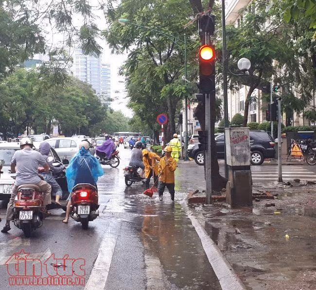Hà Nội mưa lớn, ngập và ùn tắc tại nhiều tuyến đường ảnh 9