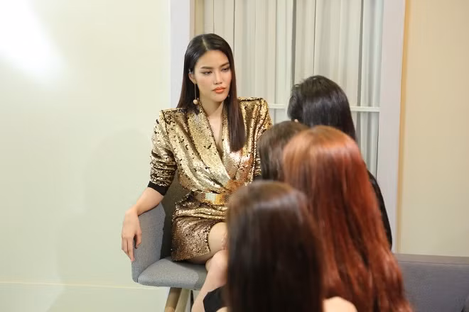The Face- Gương mặt thương hiệu: Mỹ Nhân bị HLV Lan Khuê mắng 'catwalk như đi chợ' ảnh 12