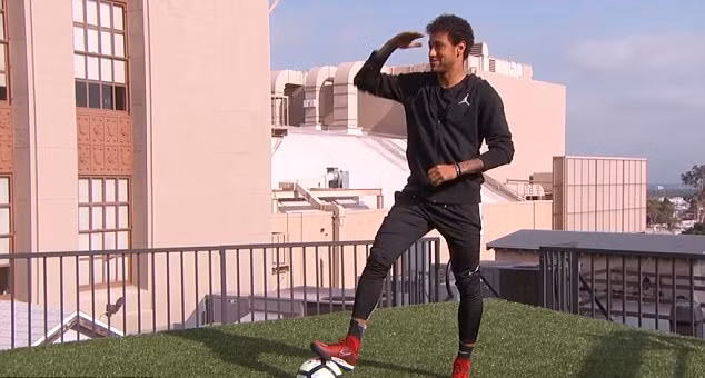 Kỹ năng sút bóng tuyệt đỉnh ngang đại lộ Hollywood nổi tiếng của Neymar ảnh 1