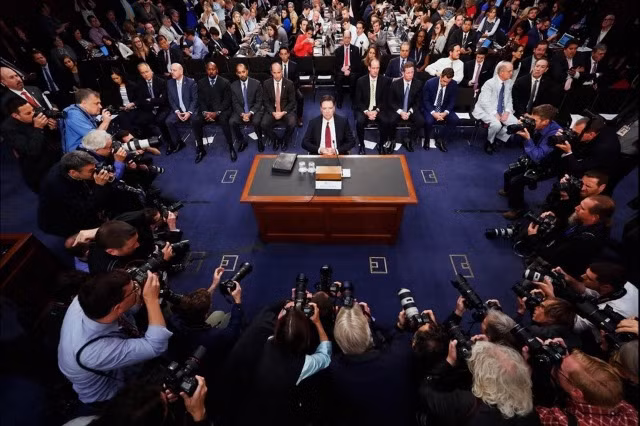 Câu chuyện ít biết đằng sau bức ảnh 'gây bão' về buổi điều trần cựu Giám đốc FBI ảnh 1