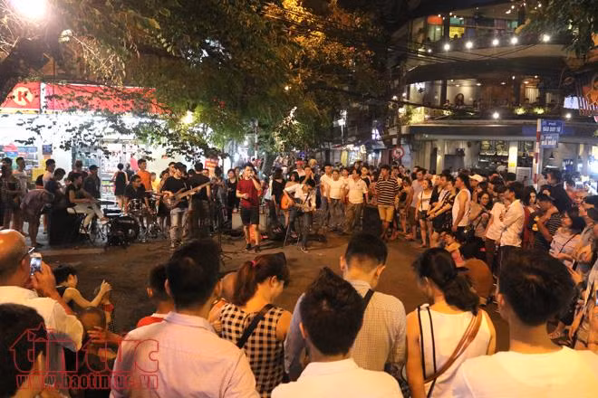 Phố cổ Hà Nội sôi động đêm cuối tuần ảnh 15
