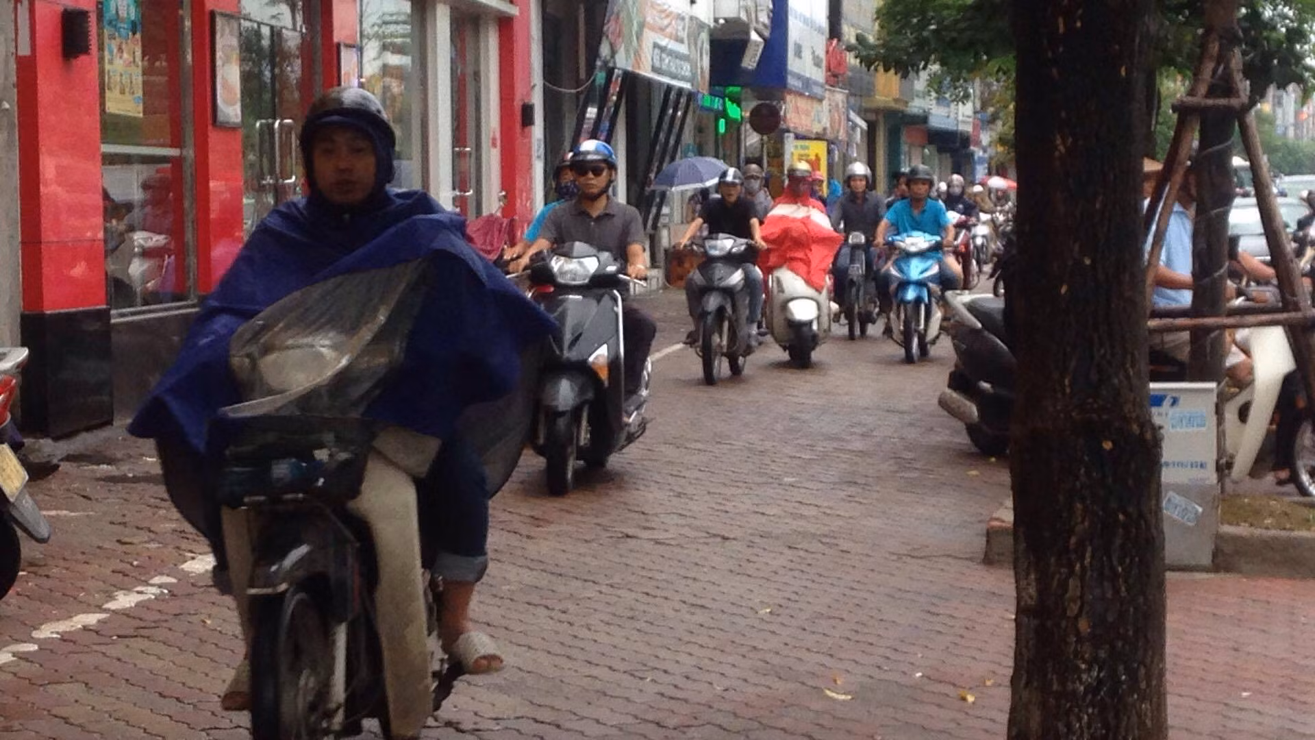 Hà Nội mưa lớn, ngập và ùn tắc tại nhiều tuyến đường ảnh 7