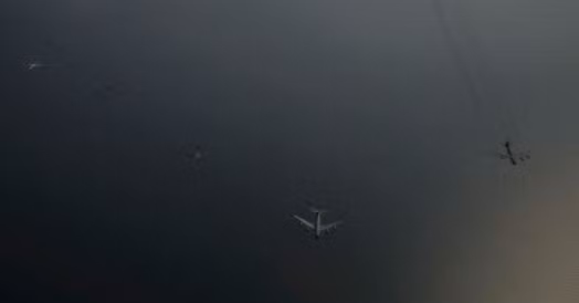 Chiến đấu cơ Su-27 của Nga 'bám' đội máy bay ném bom Mỹ trên Biển Baltic ảnh 2